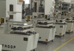 設(shè)備噴漆翻新時影響漆膜厚的原因